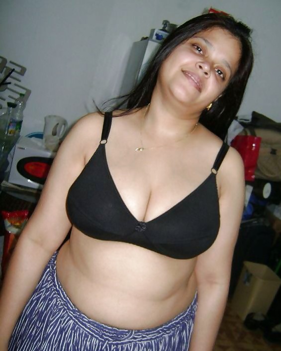 chubby indian MILF Bhabhi nude