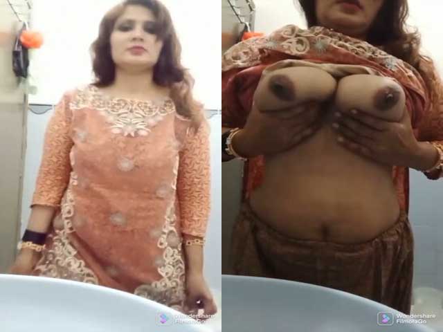 matured Bhabhi showing boobs