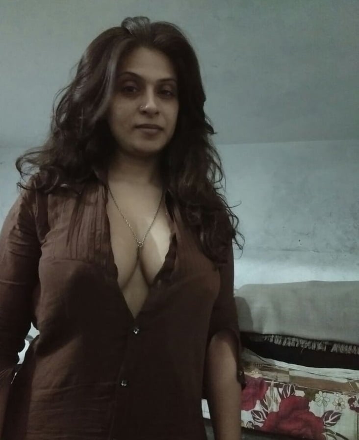 Desi housewife big boobs and nude pussy