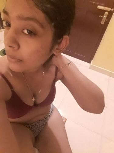 Indian cute girlfriend topless photos